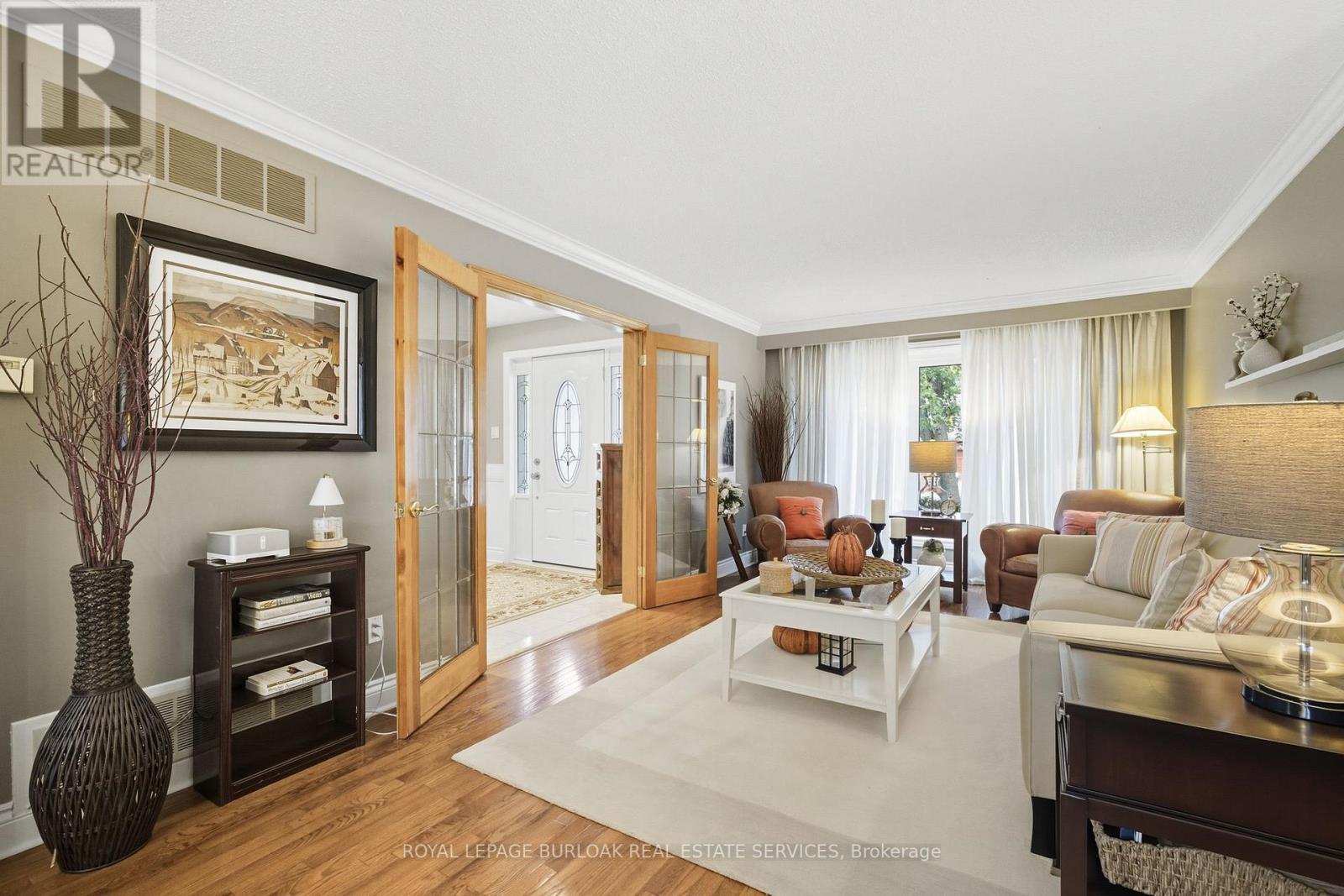 1580 Woodeden Drive, Mississauga, ON - Indoor Photo Showing Living Room