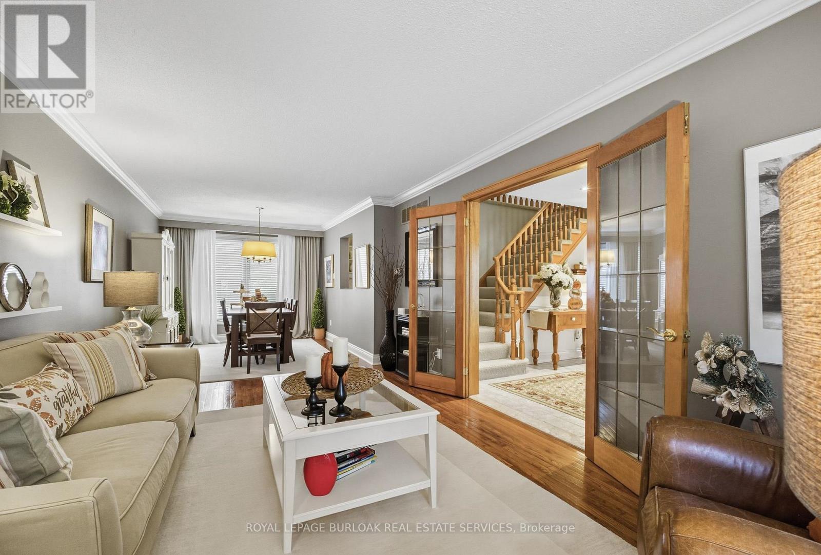 1580 Woodeden Drive, Mississauga, ON - Indoor Photo Showing Living Room