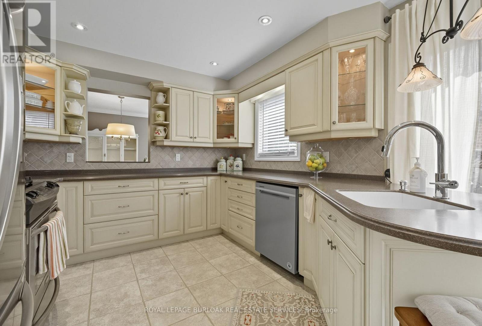 1580 Woodeden Drive, Mississauga, ON - Indoor Photo Showing Kitchen