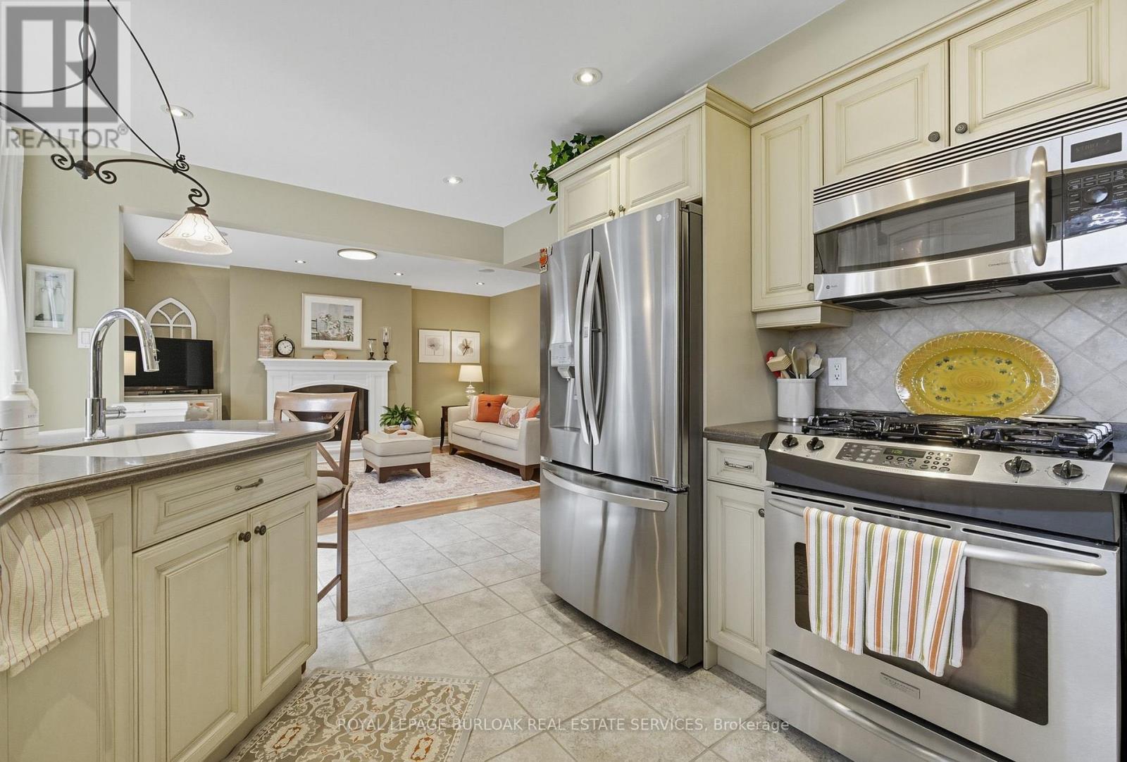 1580 Woodeden Drive, Mississauga, ON - Indoor Photo Showing Kitchen With Upgraded Kitchen