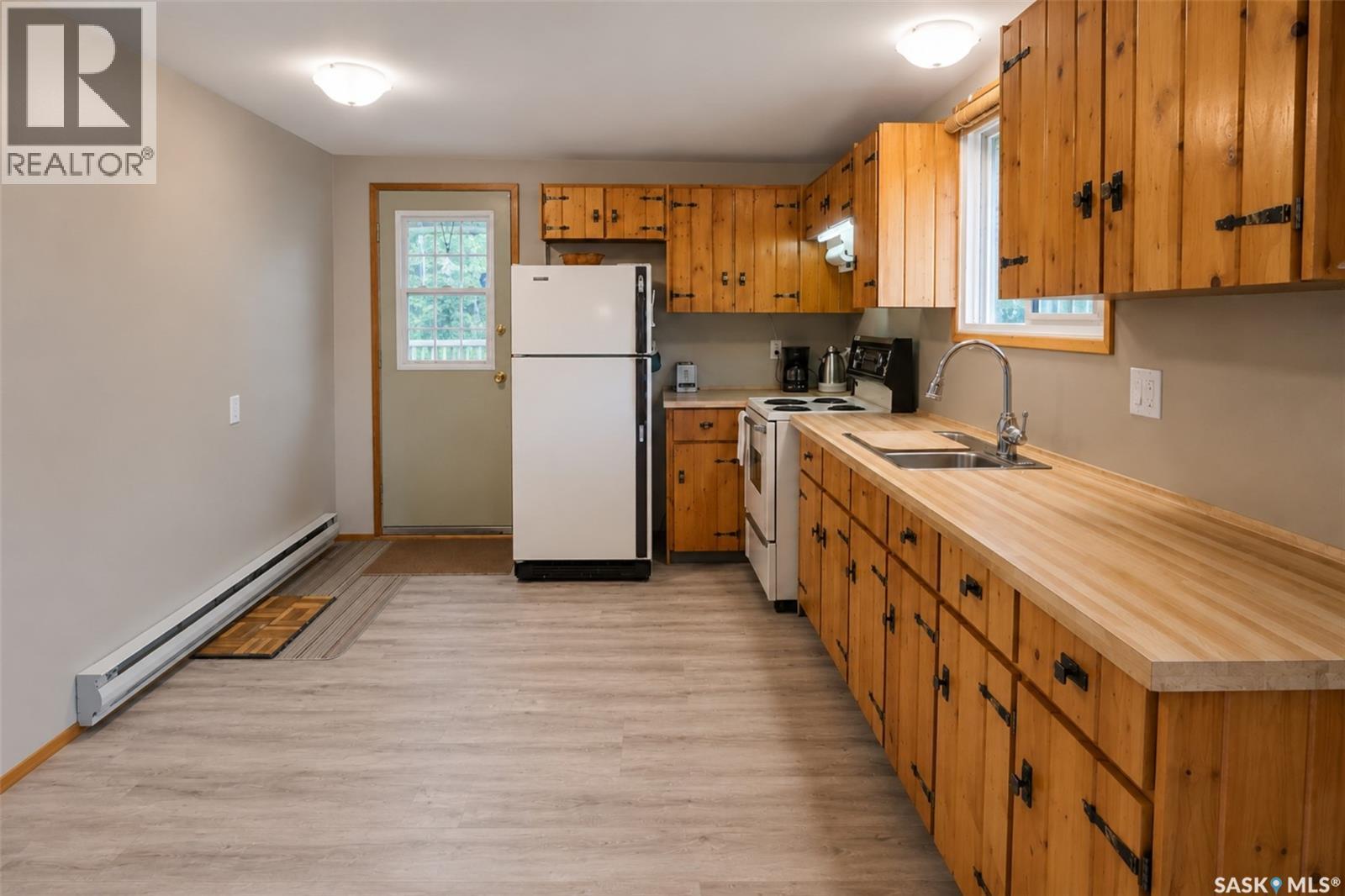 303 Christel Crescent, Lac Des Îles, SK - Indoor Photo Showing Kitchen