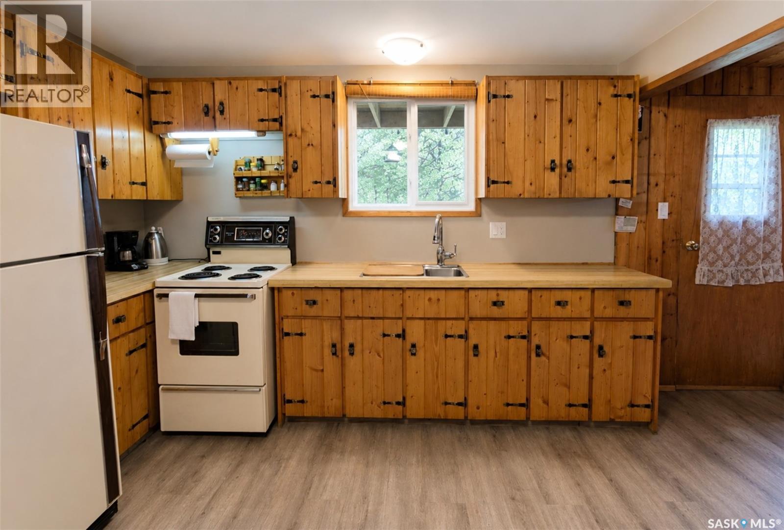 303 Christel Crescent, Lac Des Îles, SK - Indoor Photo Showing Kitchen