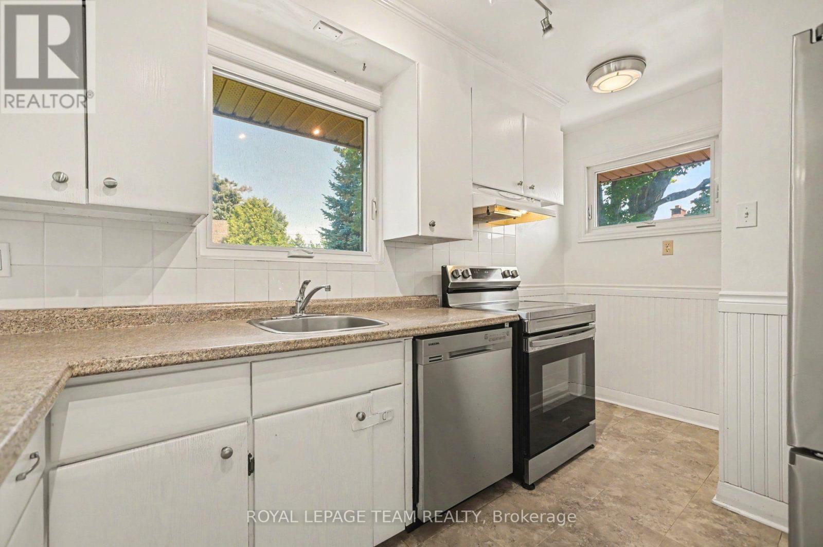 3 Donna Street, Ottawa, ON - Indoor Photo Showing Kitchen