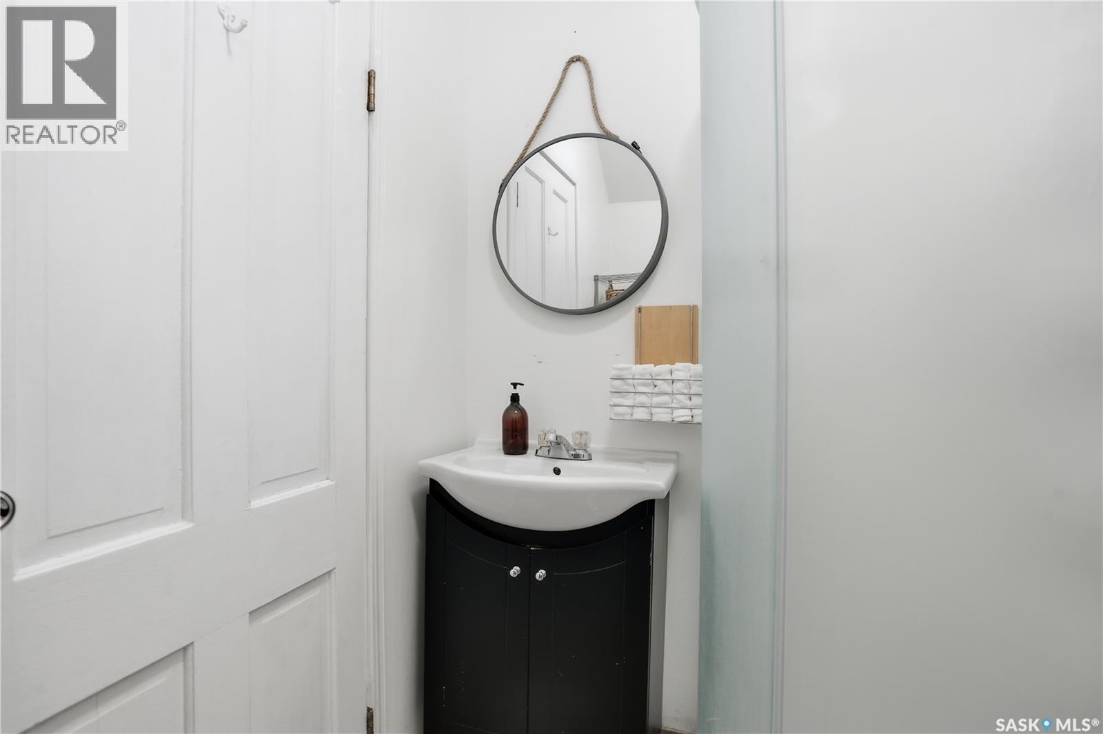 3130 13Th Avenue, Regina, SK - Indoor Photo Showing Bathroom