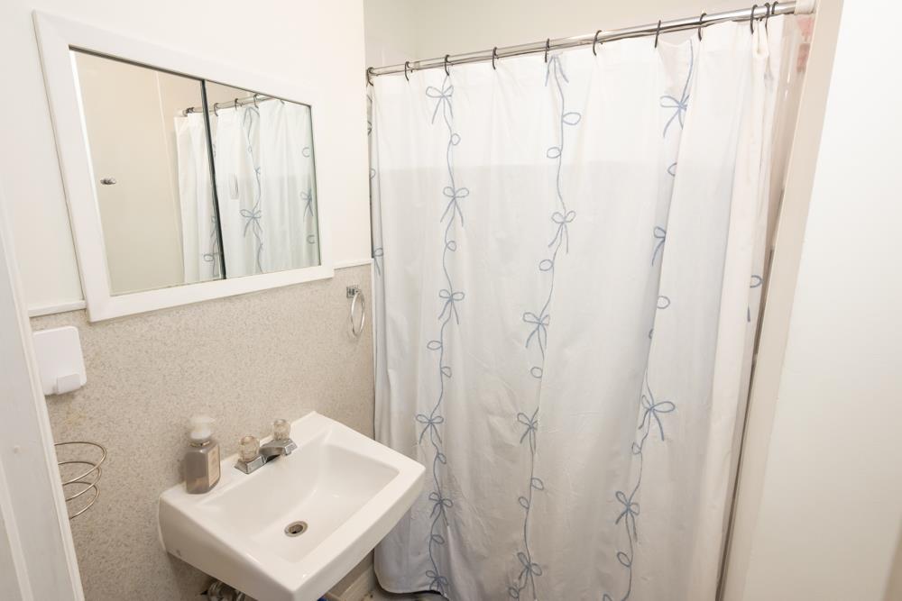 185 Empress St S, Thunder Bay, ON - Indoor Photo Showing Bathroom