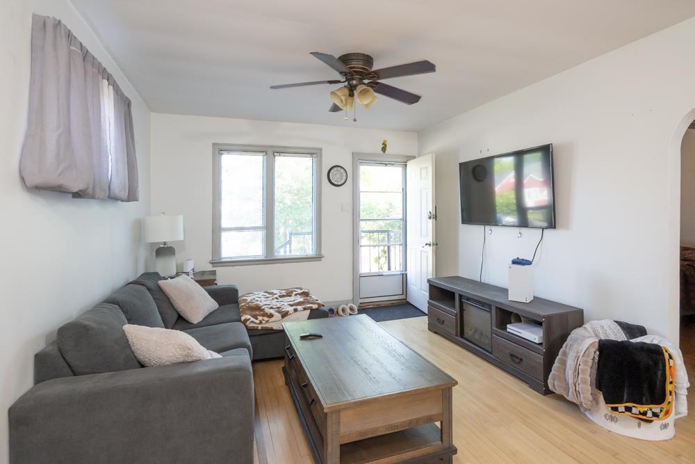 185 Empress St S, Thunder Bay, ON - Indoor Photo Showing Living Room