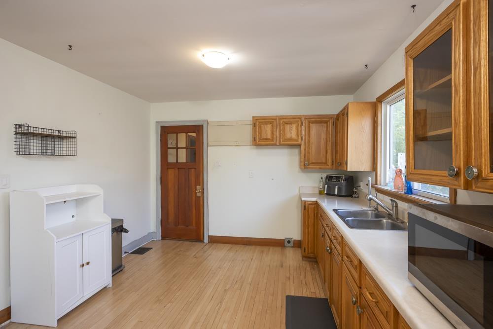 185 Empress St S, Thunder Bay, ON - Indoor Photo Showing Kitchen With Double Sink