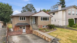 560 Mountfield St Saanich, BC V8X 1Y8