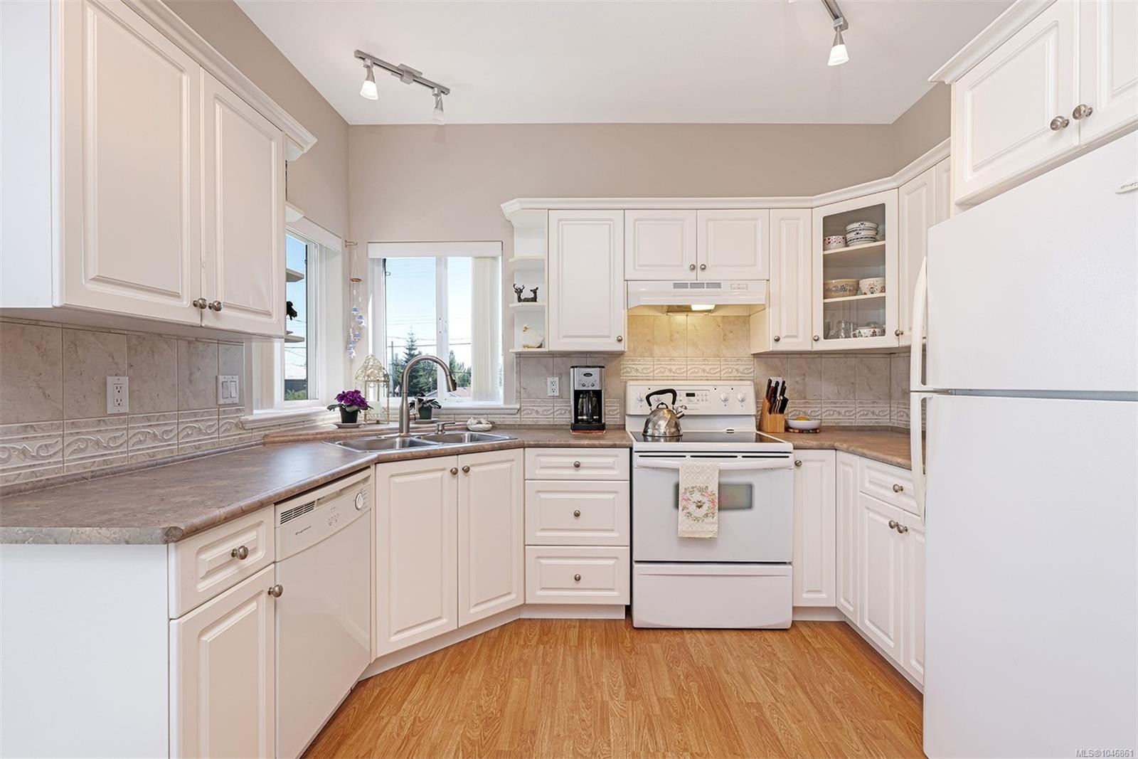 #16-1646 Balmoral Ave, Comox, BC - Indoor Photo Showing Kitchen With Double Sink