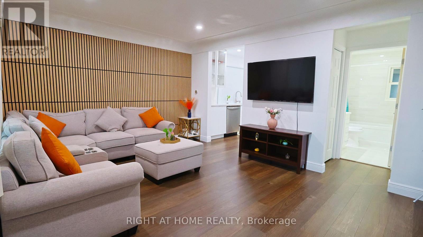 82 Normanhurst Avenue, Hamilton, ON - Indoor Photo Showing Living Room