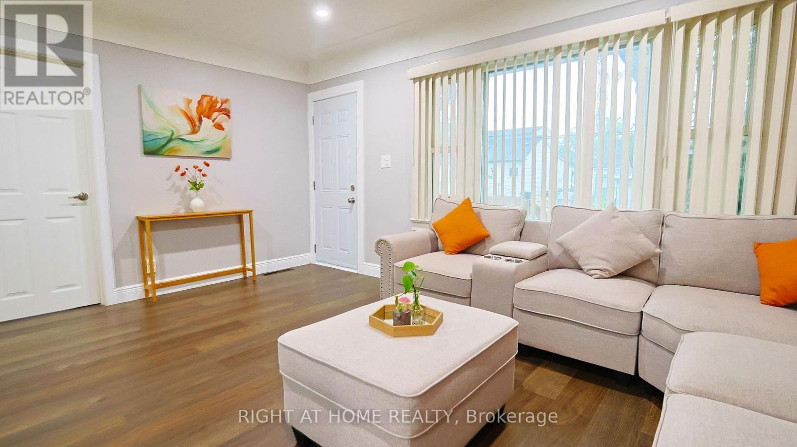 82 Normanhurst Avenue, Hamilton, ON - Indoor Photo Showing Living Room