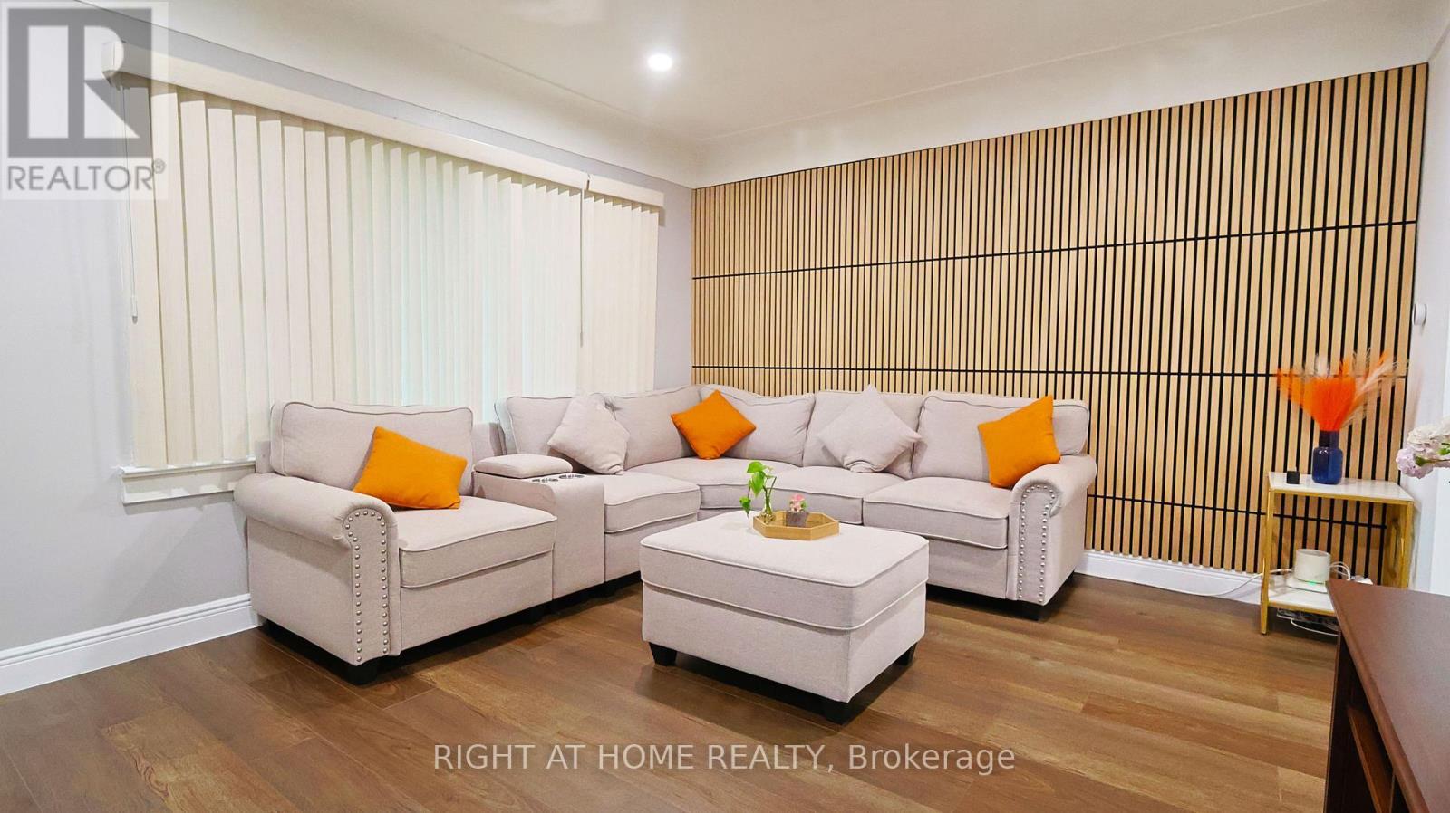 82 Normanhurst Avenue, Hamilton, ON - Indoor Photo Showing Living Room
