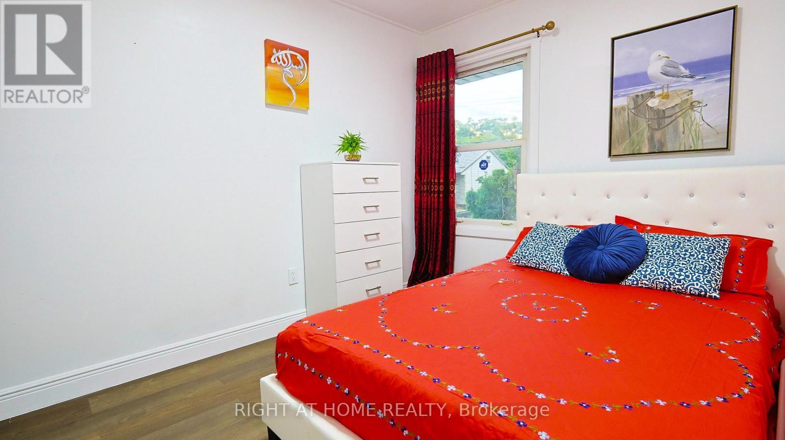 82 Normanhurst Avenue, Hamilton, ON - Indoor Photo Showing Bedroom