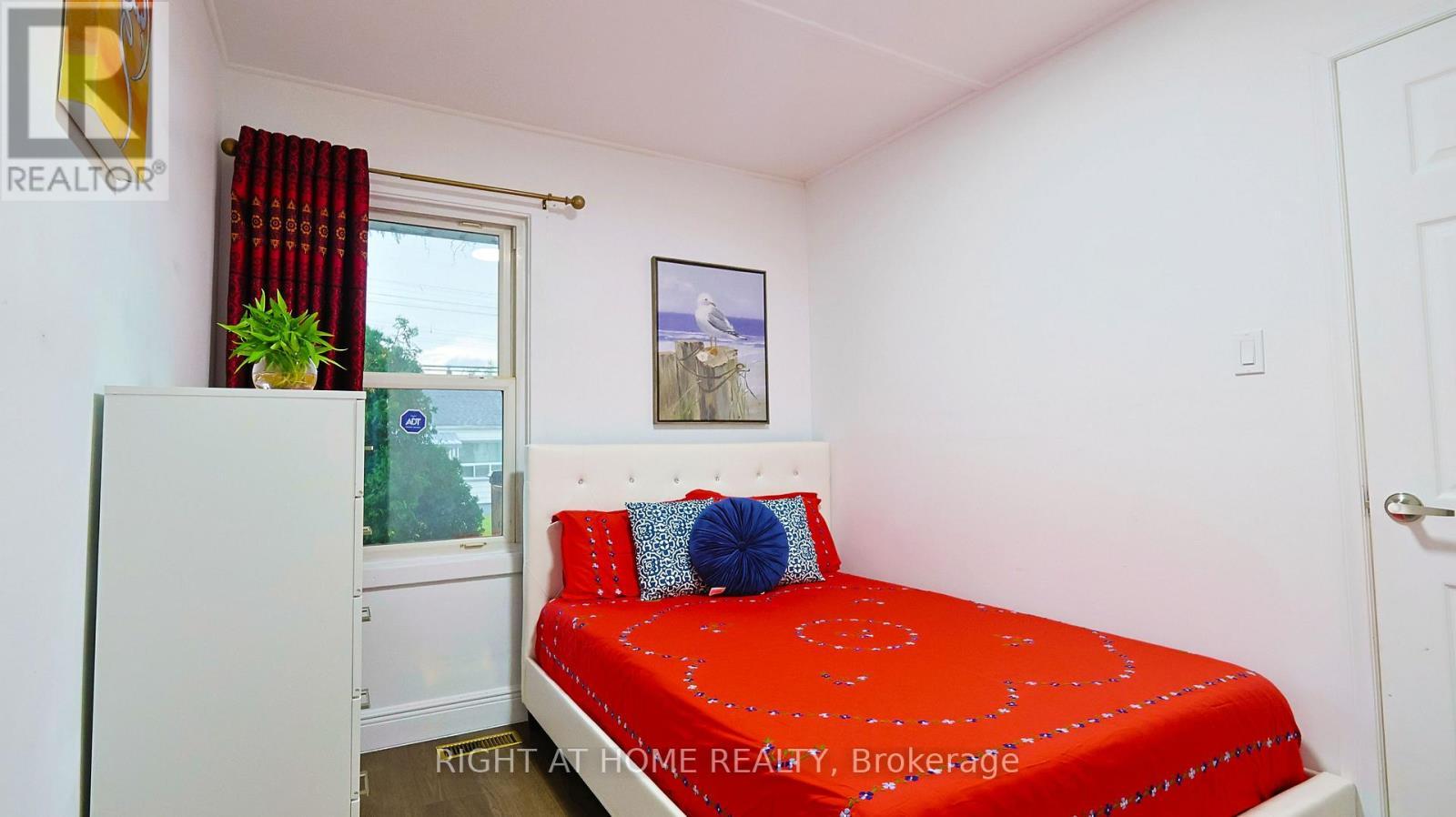 82 Normanhurst Avenue, Hamilton, ON - Indoor Photo Showing Bedroom