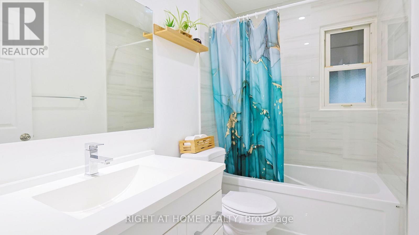 82 Normanhurst Avenue, Hamilton, ON - Indoor Photo Showing Bathroom
