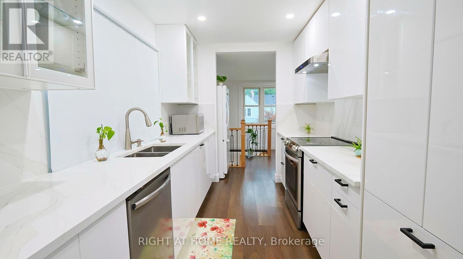 82 Normanhurst Avenue, Hamilton, ON - Indoor Photo Showing Kitchen With Double Sink With Upgraded Kitchen
