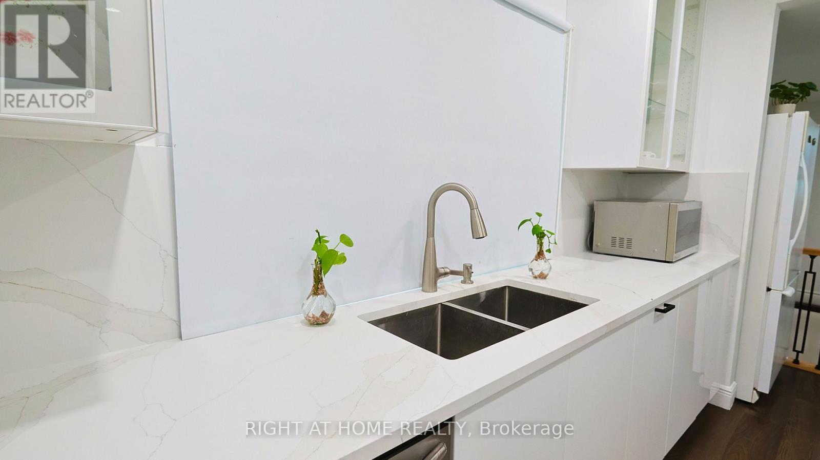 82 Normanhurst Avenue, Hamilton, ON - Indoor Photo Showing Kitchen With Double Sink