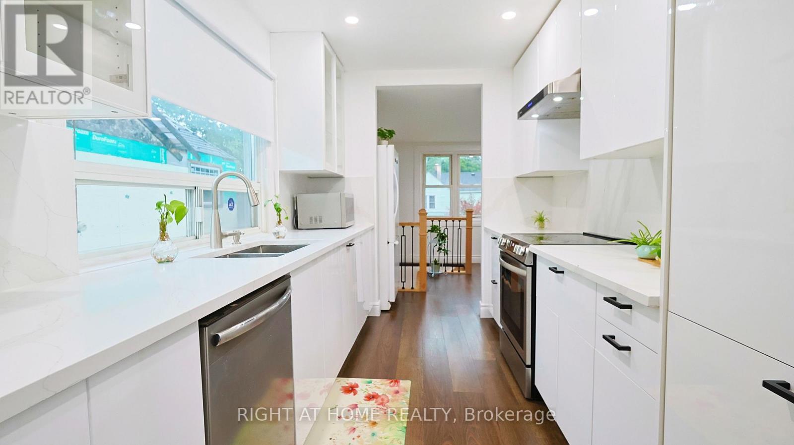 82 Normanhurst Avenue, Hamilton, ON - Indoor Photo Showing Kitchen With Double Sink