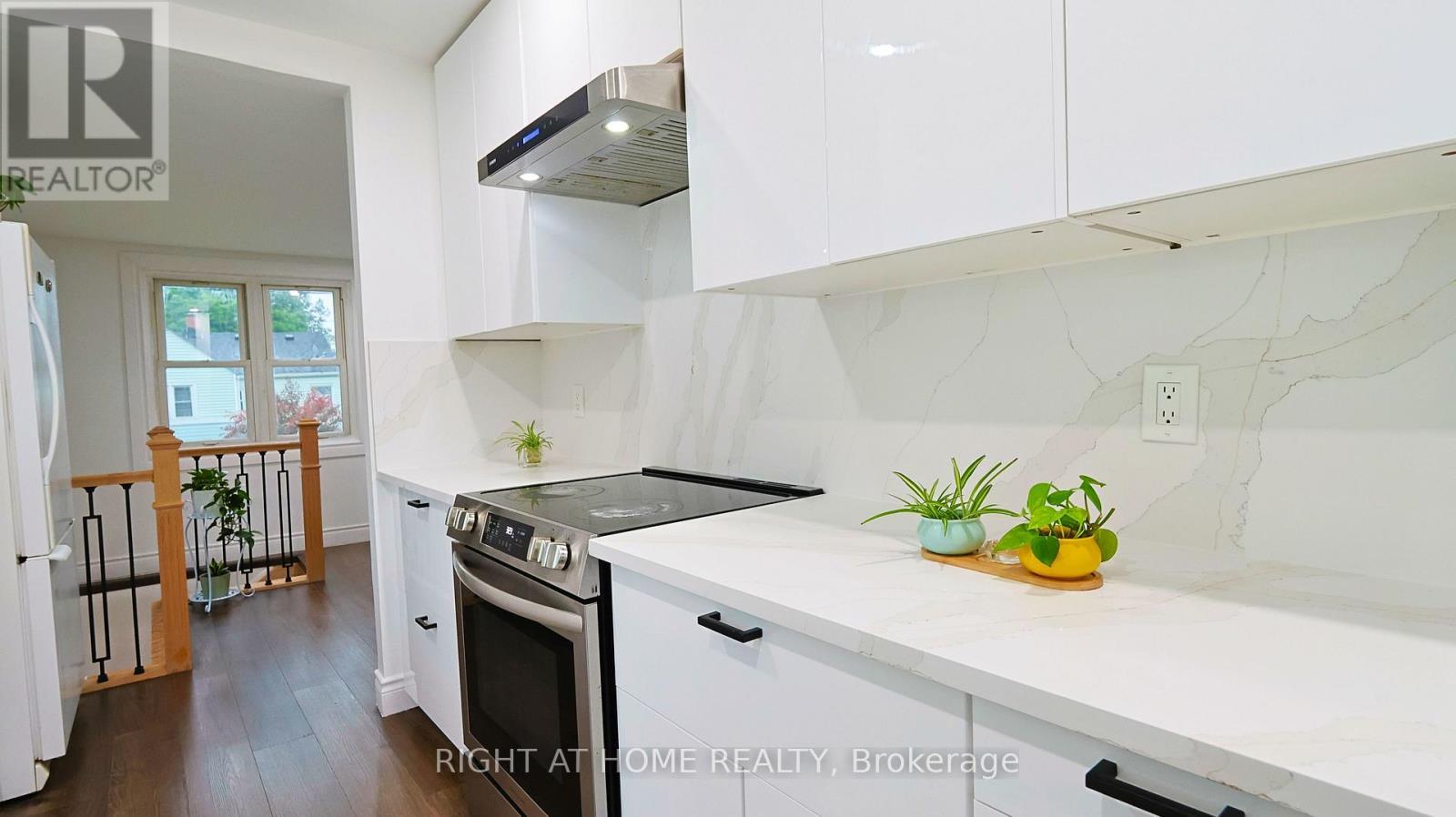 82 Normanhurst Avenue, Hamilton, ON - Indoor Photo Showing Kitchen