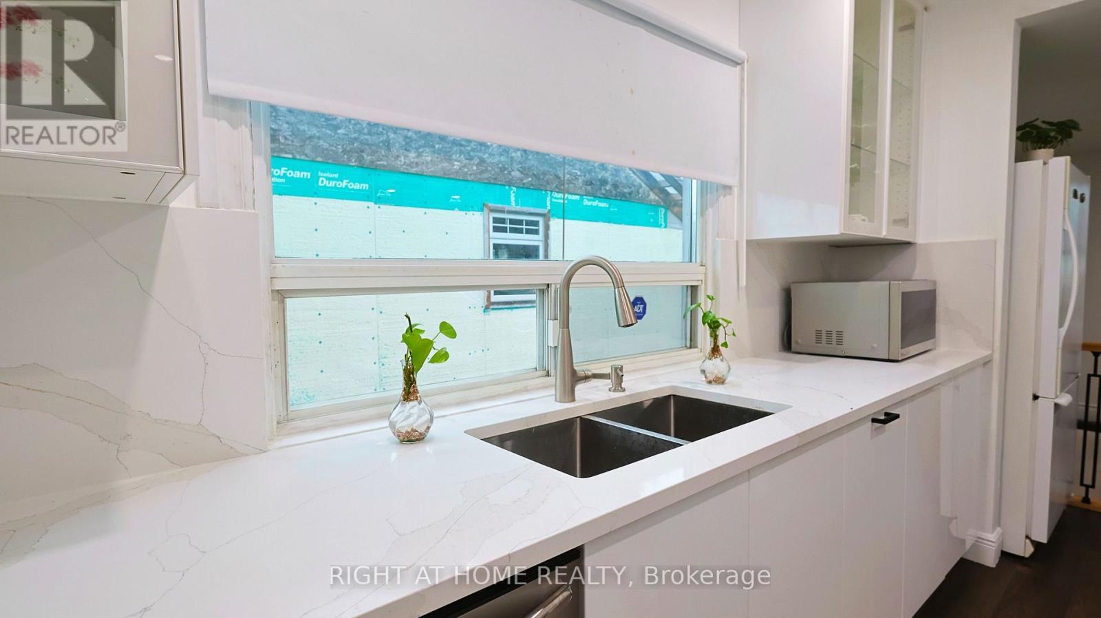 82 Normanhurst Avenue, Hamilton, ON - Indoor Photo Showing Kitchen With Double Sink