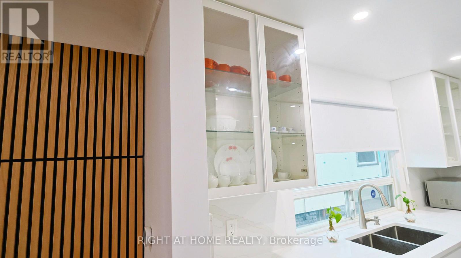 82 Normanhurst Avenue, Hamilton, ON - Indoor Photo Showing Kitchen With Double Sink