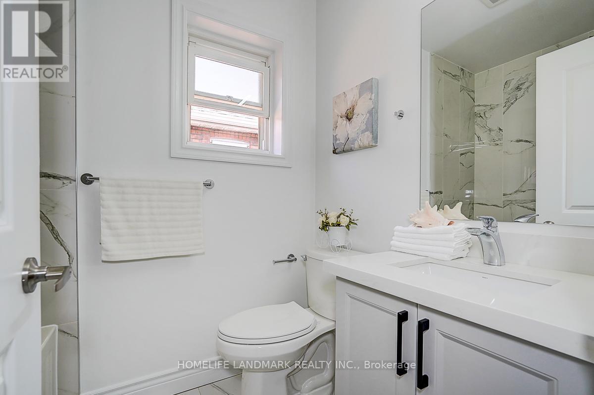 609 Mortimer Avenue, Toronto, ON - Indoor Photo Showing Bathroom