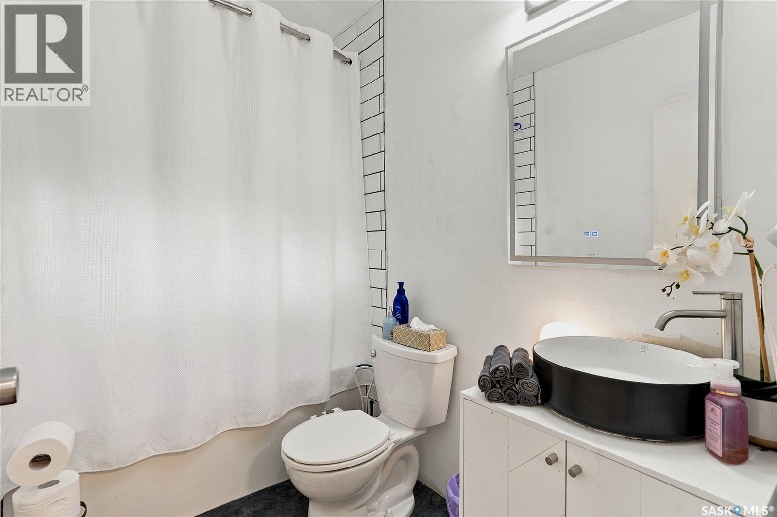 421 Y Avenue S, Saskatoon, SK - Indoor Photo Showing Bathroom