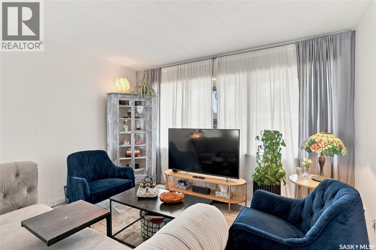 421 Y Avenue S, Saskatoon, SK - Indoor Photo Showing Living Room