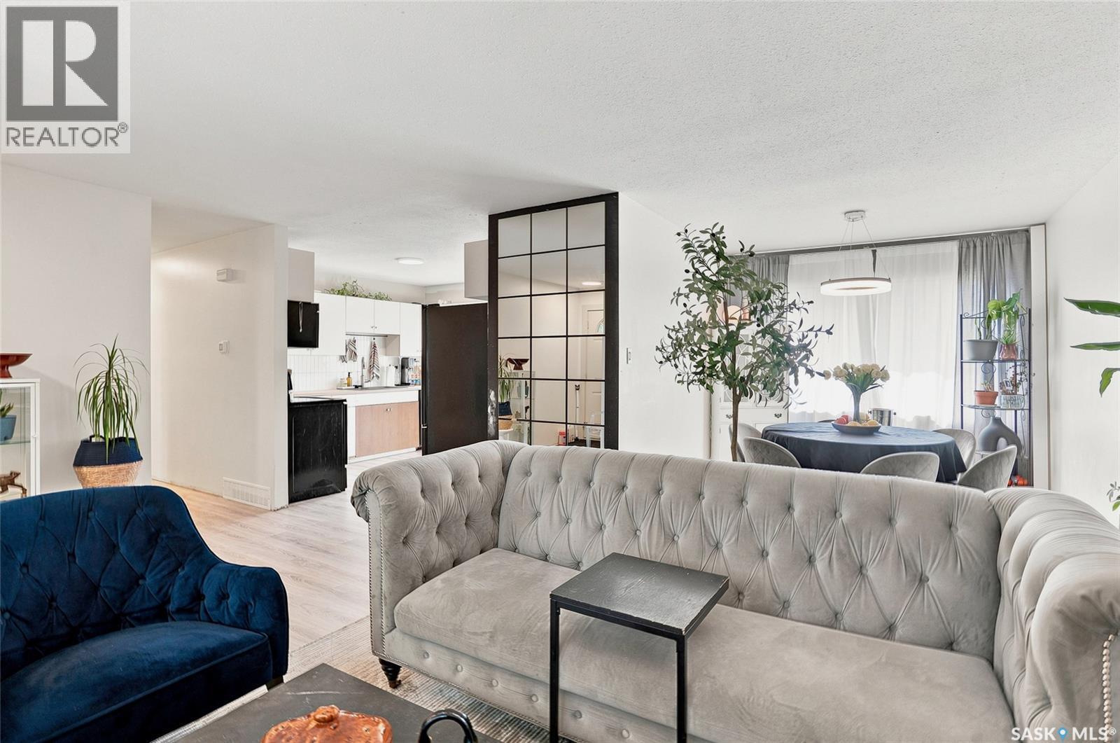 421 Y Avenue S, Saskatoon, SK - Indoor Photo Showing Living Room