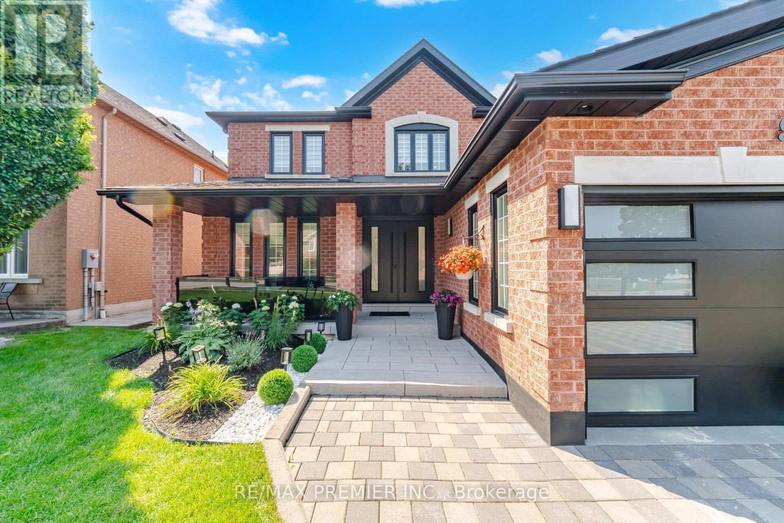 95 Hudson Drive, Vaughan, ON - Outdoor With Facade