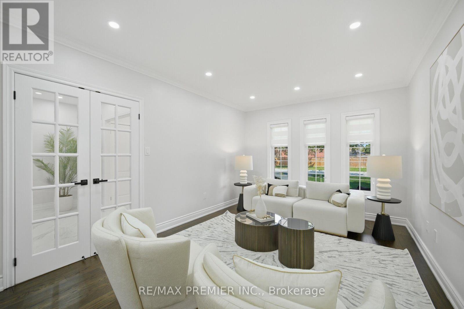 95 Hudson Drive, Vaughan, ON - Indoor Photo Showing Living Room