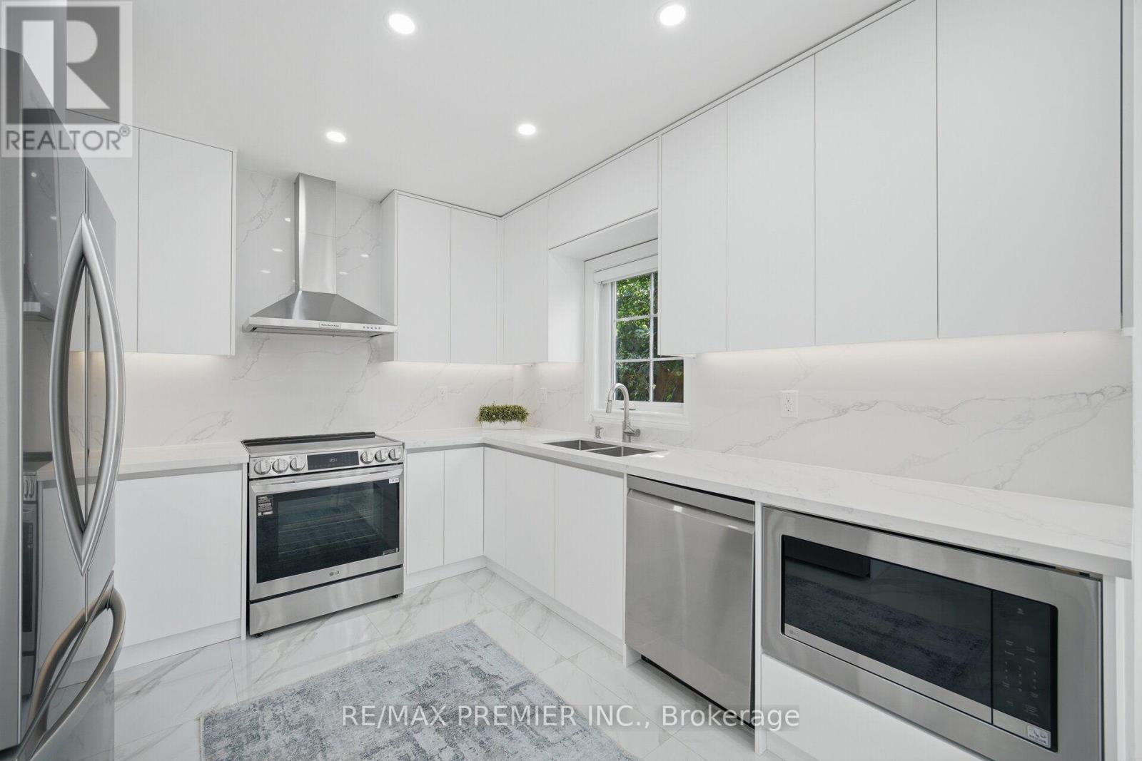 95 Hudson Drive, Vaughan, ON - Indoor Photo Showing Kitchen With Stainless Steel Kitchen With Double Sink With Upgraded Kitchen