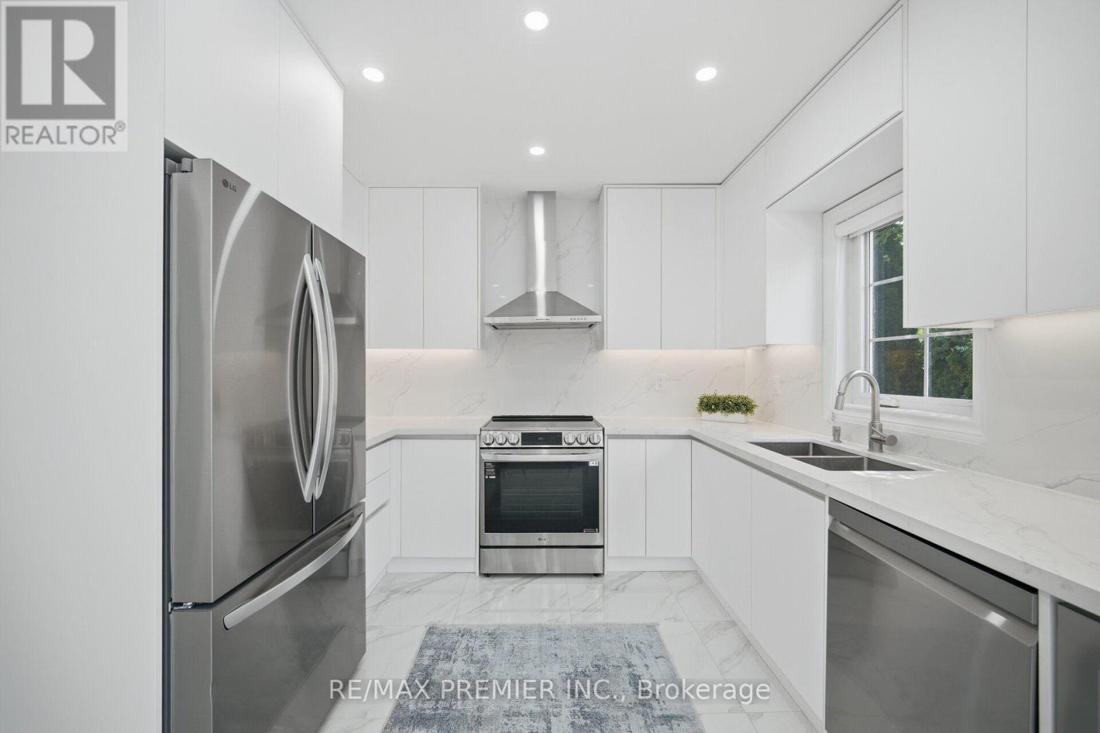 95 Hudson Drive, Vaughan, ON - Indoor Photo Showing Kitchen With Stainless Steel Kitchen With Double Sink With Upgraded Kitchen