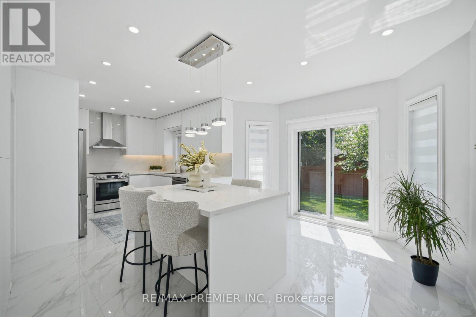 95 Hudson Drive, Vaughan, ON - Indoor Photo Showing Kitchen With Upgraded Kitchen