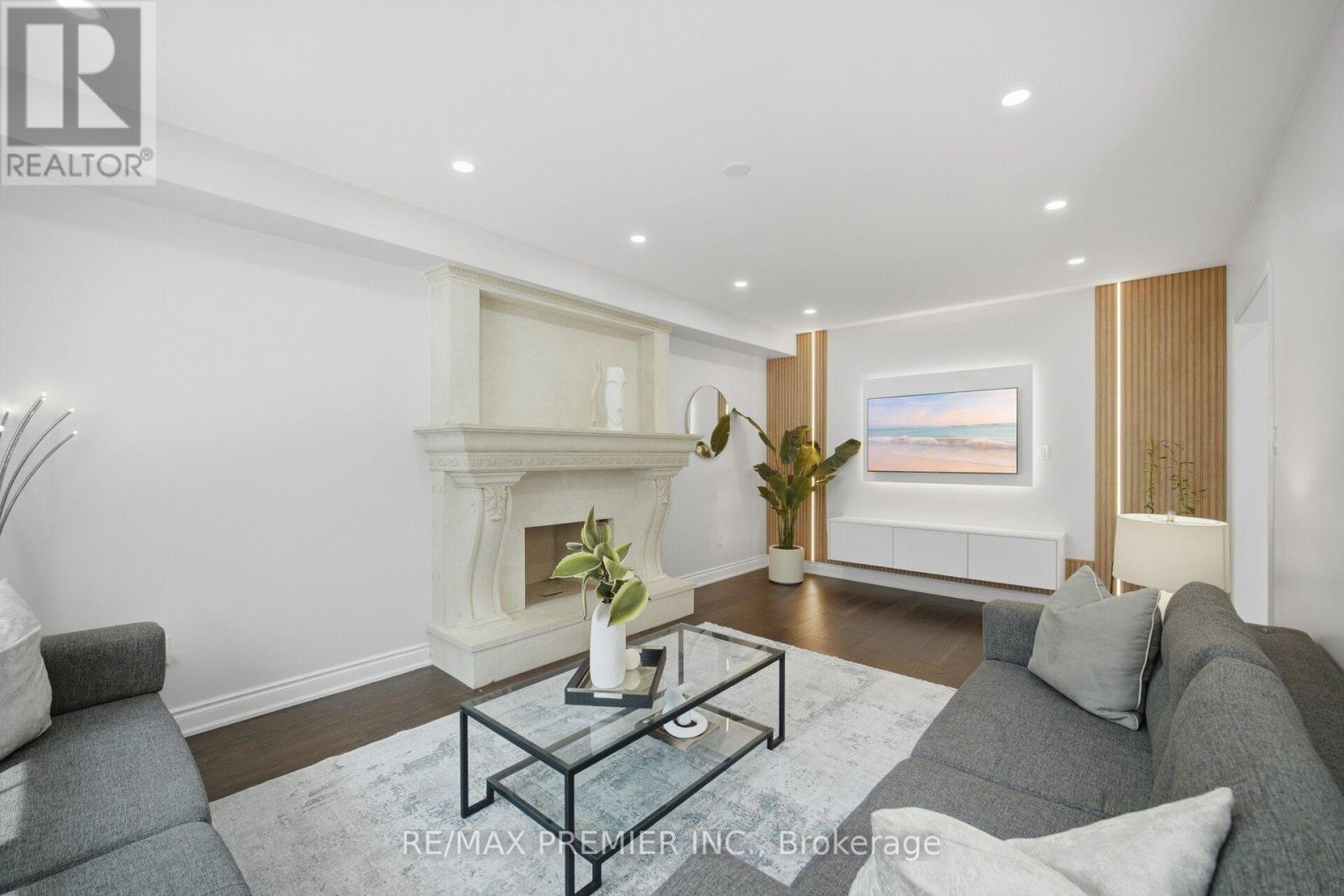 95 Hudson Drive, Vaughan, ON - Indoor Photo Showing Living Room