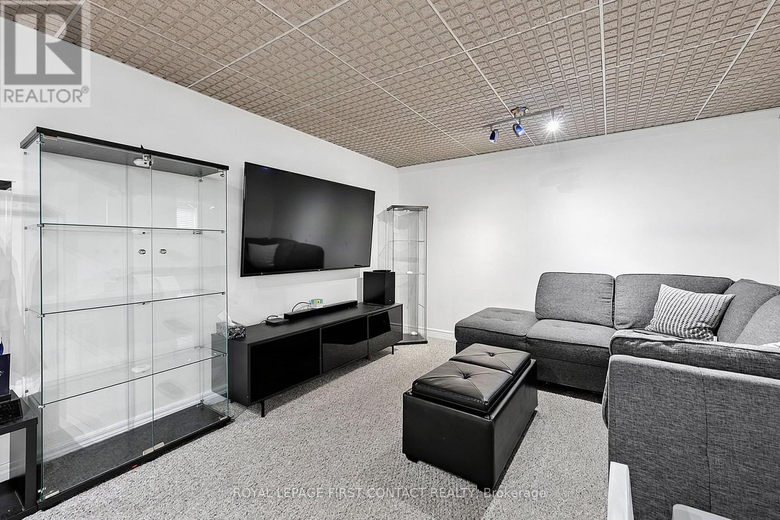 14 Hunter Court, Springwater, ON - Indoor Photo Showing Living Room
