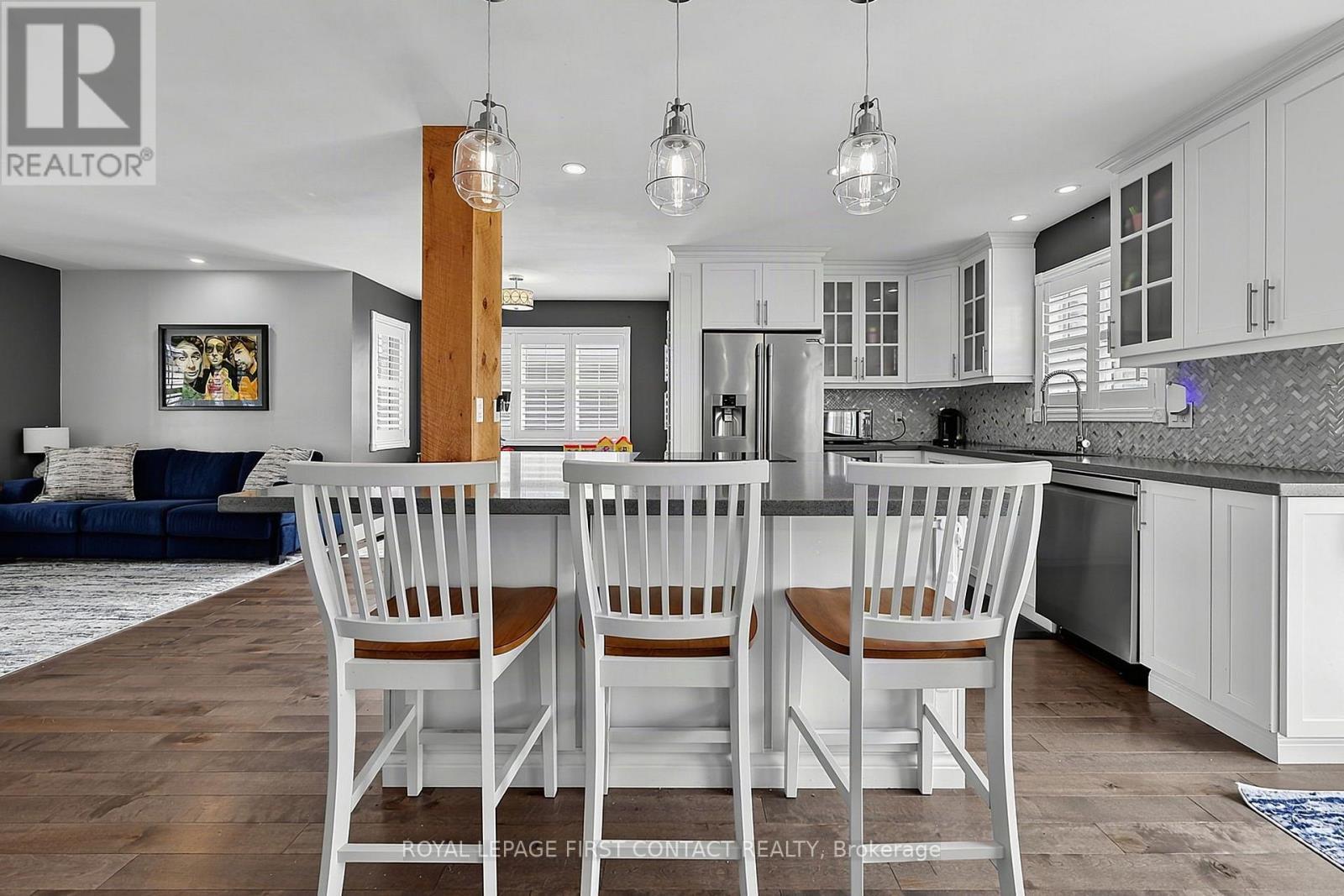 14 Hunter Court, Springwater, ON - Indoor Photo Showing Kitchen With Upgraded Kitchen