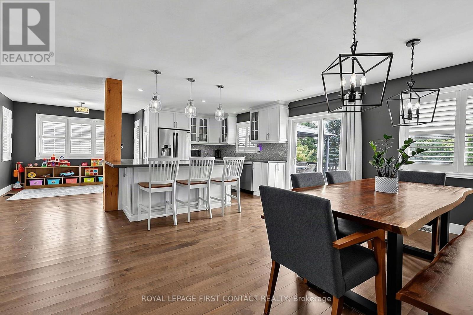 14 Hunter Court, Springwater, ON - Indoor Photo Showing Dining Room