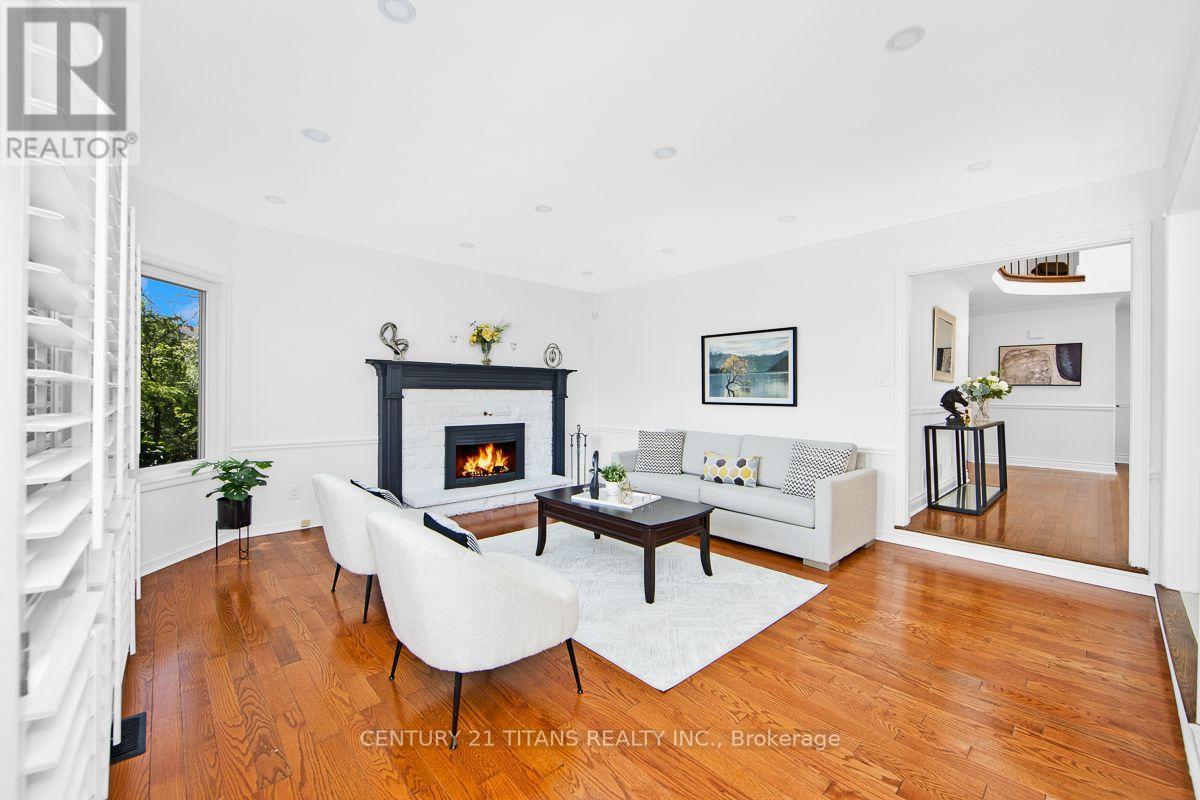 1692 Baymill Court, Mississauga, ON - Indoor Photo Showing Living Room With Fireplace