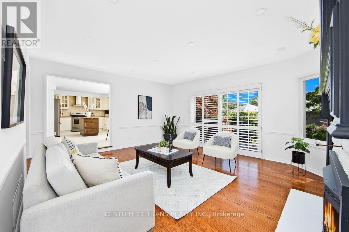 1692 Baymill Court, Mississauga, ON - Indoor Photo Showing Living Room
