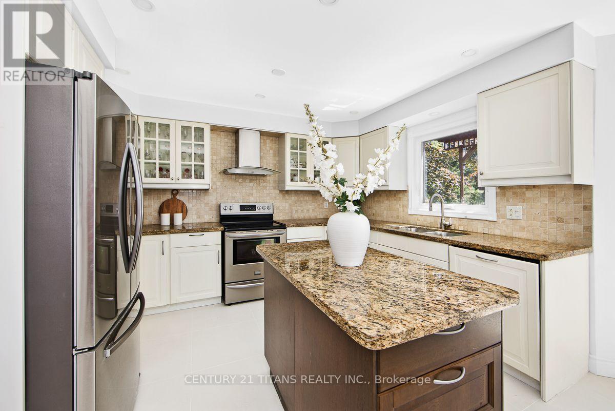 1692 Baymill Court, Mississauga, ON - Indoor Photo Showing Kitchen With Double Sink