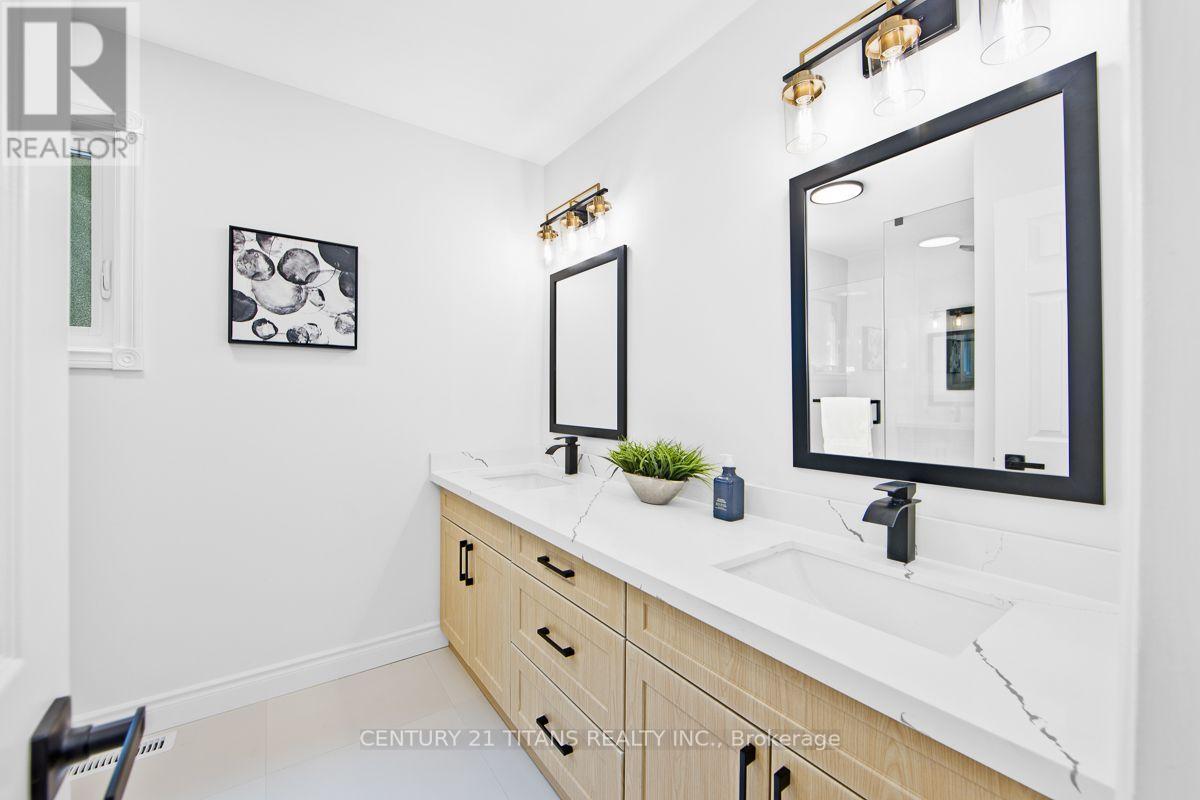 1692 Baymill Court, Mississauga, ON - Indoor Photo Showing Bathroom