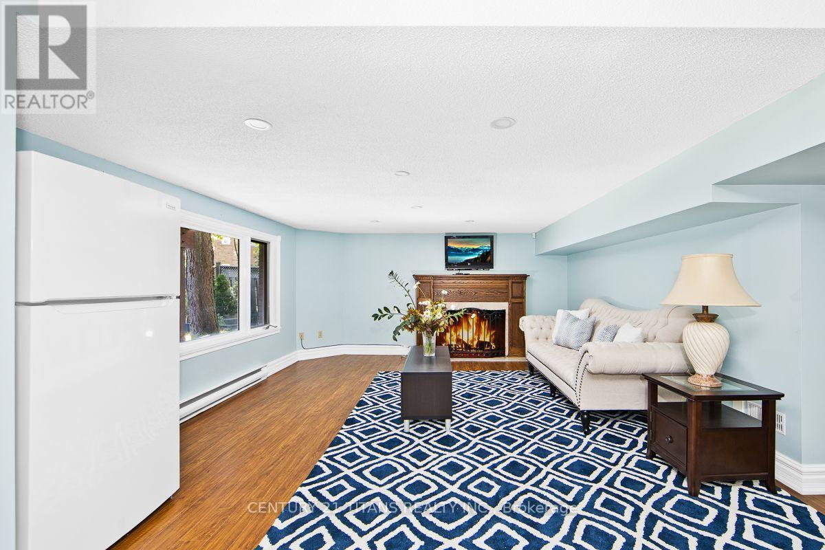 1692 Baymill Court, Mississauga, ON - Indoor Photo Showing Living Room With Fireplace