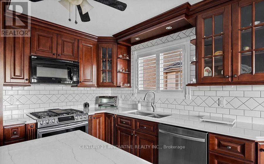 915 Catskill Drive E, Oshawa, ON - Indoor Photo Showing Kitchen With Double Sink