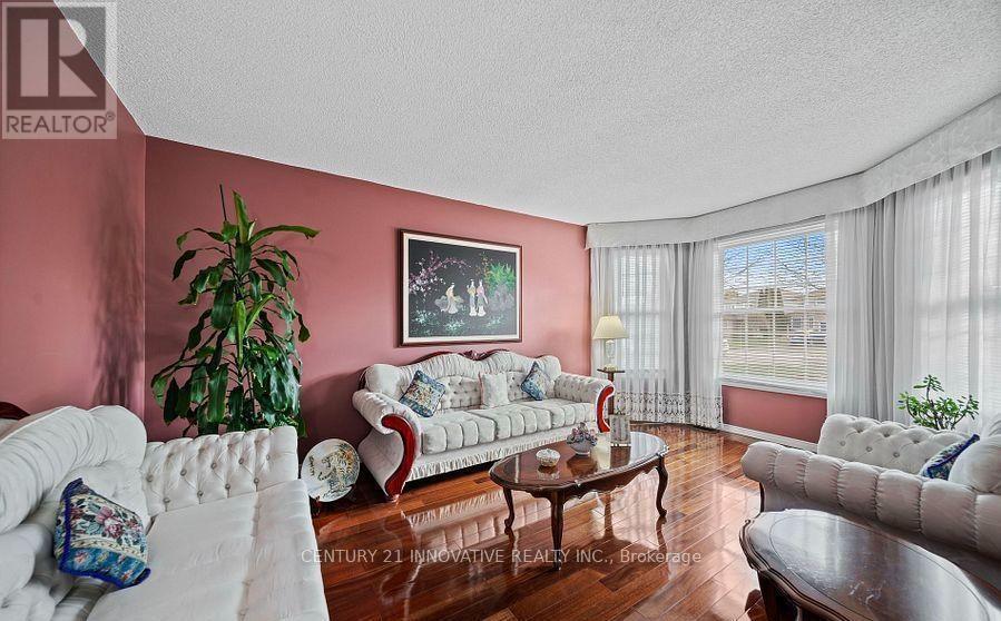 915 Catskill Drive E, Oshawa, ON - Indoor Photo Showing Living Room