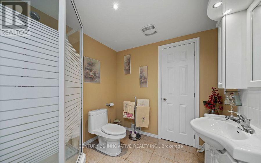 915 Catskill Drive E, Oshawa, ON - Indoor Photo Showing Bathroom