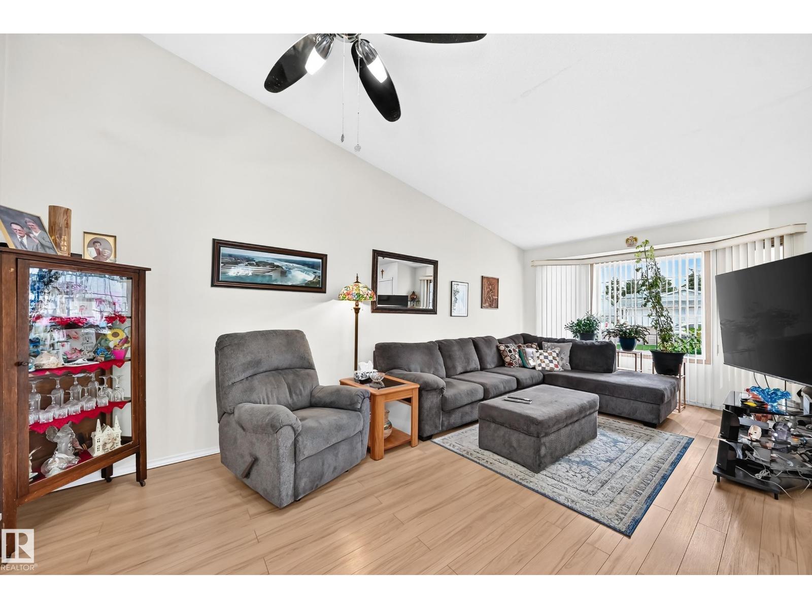 7530 137A Av Nw, Edmonton, AB - Indoor Photo Showing Living Room