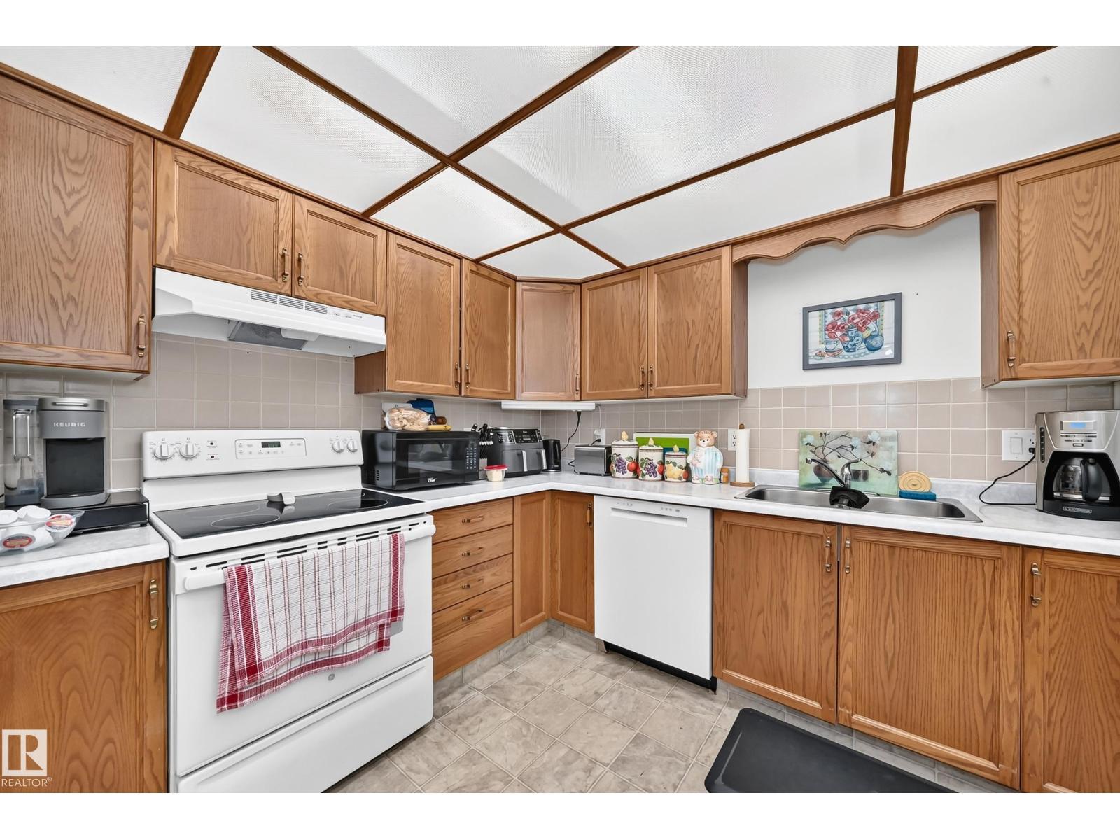 7530 137A Av Nw, Edmonton, AB - Indoor Photo Showing Kitchen With Double Sink