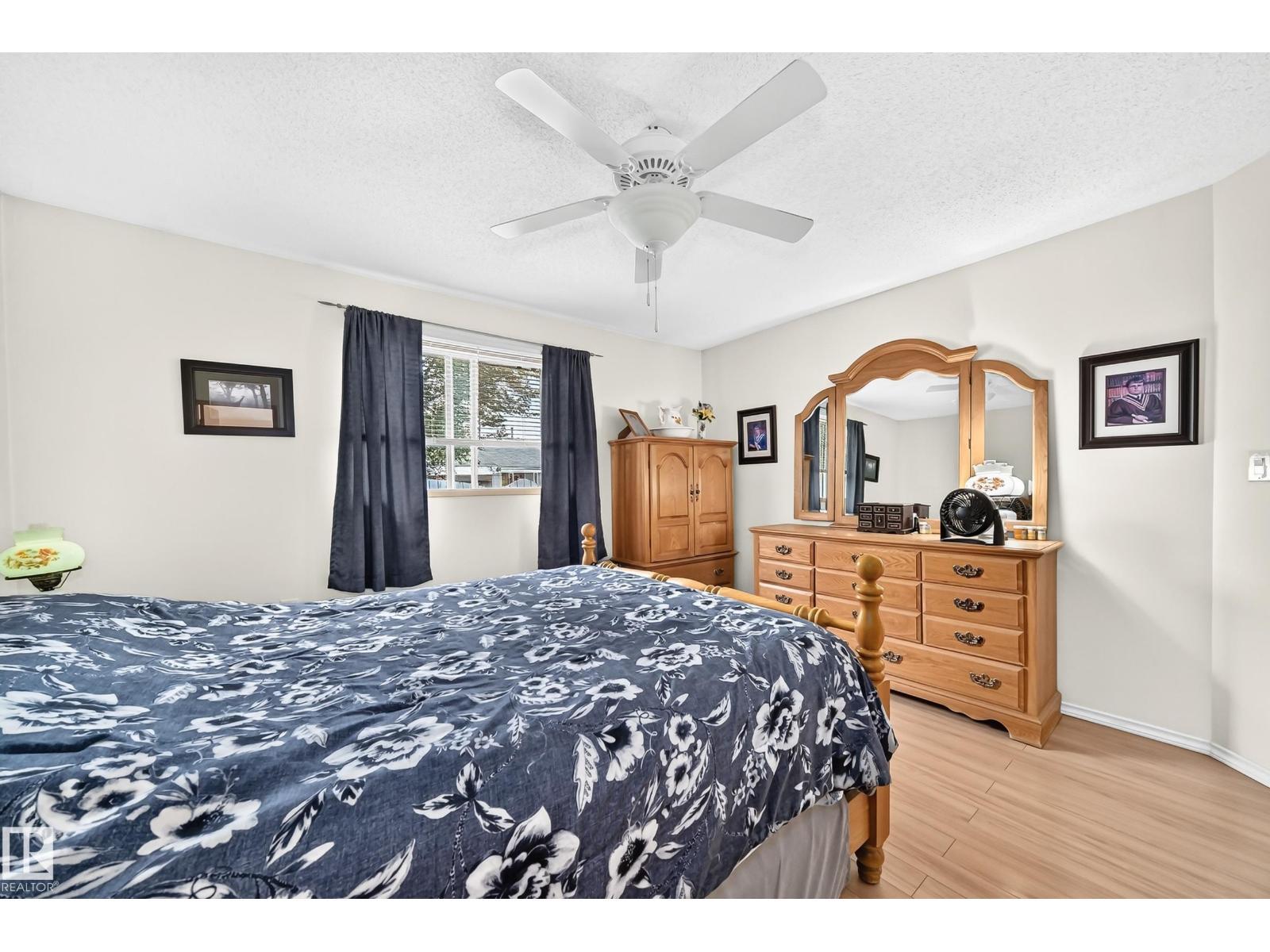 7530 137A Av Nw, Edmonton, AB - Indoor Photo Showing Bedroom
