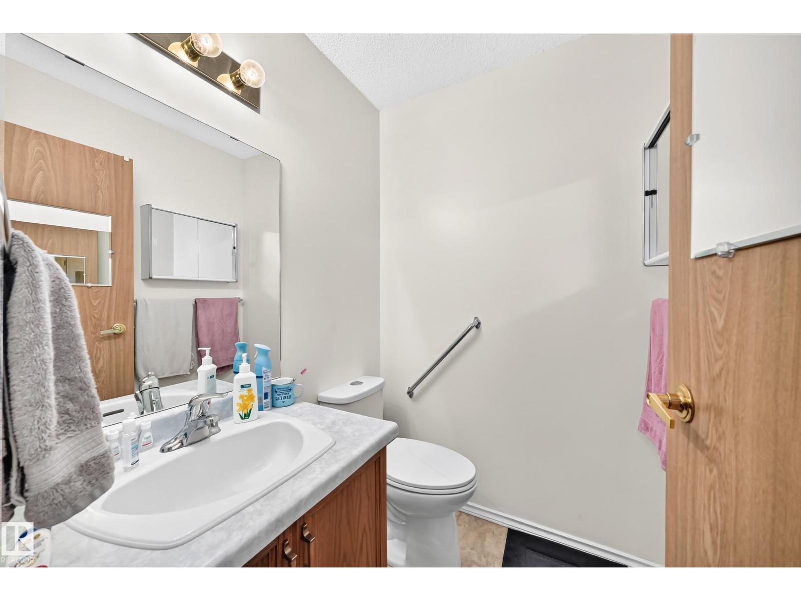 7530 137A Av Nw, Edmonton, AB - Indoor Photo Showing Bathroom